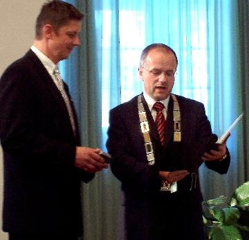 Oberbürgermeister Stefan Skora (rechts) ehrt den Vereinsvorsitzenden Thomas Gröbe.